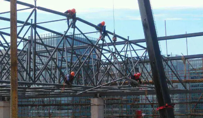 崇左论网架装配施工中搭设脚手架应当留神的事故